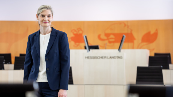 Annell Zubrod Direktorin beim Hessischen Landtag im Plenarsaal