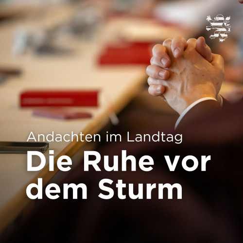 Zwei zum Gebet gefaltete Hände sind im Bild zu sehen. Unscharf im Hintergrund zu erkennen sind Gesangbücher. Der Schriftzug "Andachten im Landtag. Die Ruhe vor dem Sturm" ist zu lesen.