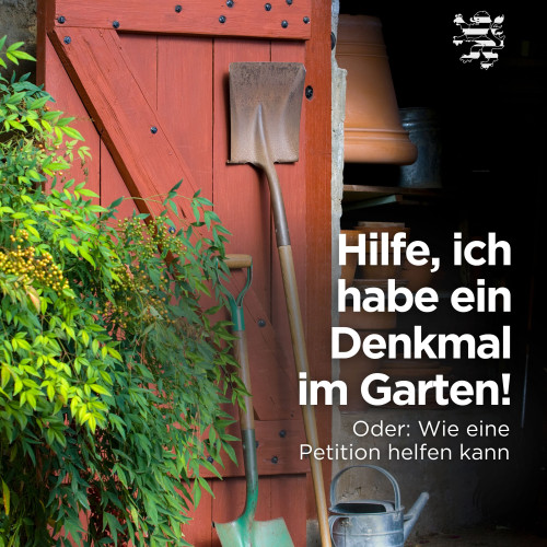Zwei Schaufeln lehnen an einer Holztür eines Schuppens. Links im Bild ist eine große Pflanze zu erkennen. Rechts im Bild steht eine Gießkanne. Der folgende Schriftzug ist zu lesen: "Hilfe, ich habe ein Denkmal im Garten! Oder: Wie eine Petition helfen kann".