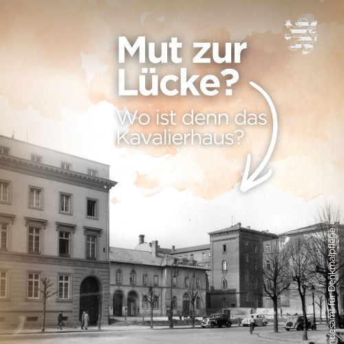 Ein altes Bild ist zu sehen. Es zeigt den Hessischen Landtag nach dem Ende des Zweiten Weltkrieges. Das Kavalierhaus ist im Bild nicht zu sehen, passend dazu wurde der Schriftzug "Mut zur Lücke? Wo ist denn das Kavalierhaus?" zu lesen.