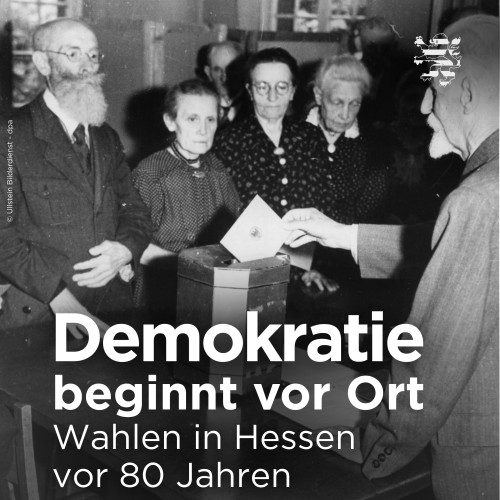 In einem Bild aus dem Jahr 1946 ist eine Gruppe Menschen zu sehen, die um eine Wahlurne herum stehen. Ein Mann hält seinen Stimmzettel in die Urne. Der folgende Schriftzug ist zu lesen: "Demokratie beginnt vor Ort. Wahlen in Hessen vor 80 Jahren".
