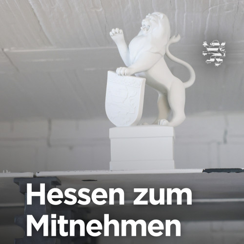Ein weißer Porzellanlöwe ist im Bild zu sehen.