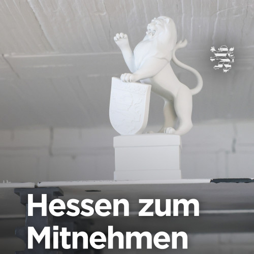 Ein weißer Porzellanlöwe ist im Bild zu sehen.