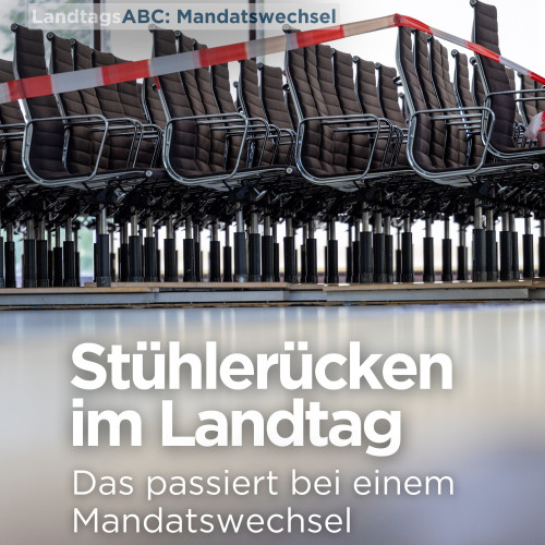 Zahlreiche Stühle sind im Bild zu sehen, die mit einem farbigen Baustellen-Banner umspannt sind. Der Schriftzug "Stühlerücken im Landtag. Das passiert bei einem Mandatswechsel" ist zu lesen.
