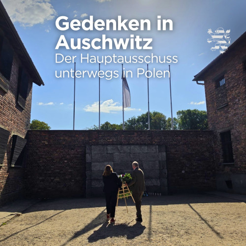 Zwei Abgeordnete tragen einen Kranz. Der folgende Schriftzug ist zu lesen: "Gedenken in Auschwitz. Der Hauptausschuss unterwegs in Polen."