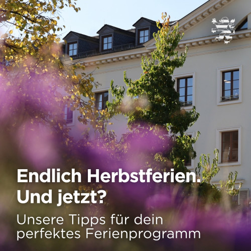 Das historische Kavalierhaus des Hessischen Landtages ist im Bild zu sehen. Unscharf im Vordergrund zu erkennen sind Herbstblumen. Der folgende Schriftzug ist zu lesen: "Endlich Herbstferien. Und jetzt? Unsere Tipps für dein perfektes Ferienprogramm".