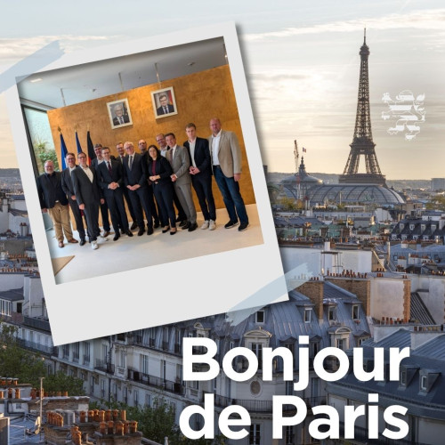 Auf einem großen Foto vom Eiffelturm wurde ein Polaroid geklebt, das die Mitglieder des Ausschusses für Digitales, Innovation und Datenschutz zeigt. Der folgende Schriftzug ist zu lesen: "Bonjour de Paris. Ausschuss für Digitales, Innovation und Datenschutz unterwegs in Frankreich".