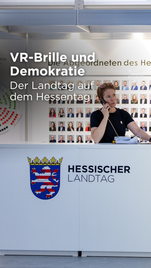 Alexandra Eikelmann, Veranstaltungsmanagement, steht am Stand des Hessischen Landtags auf dem Hessentag in Bad Vilbel.