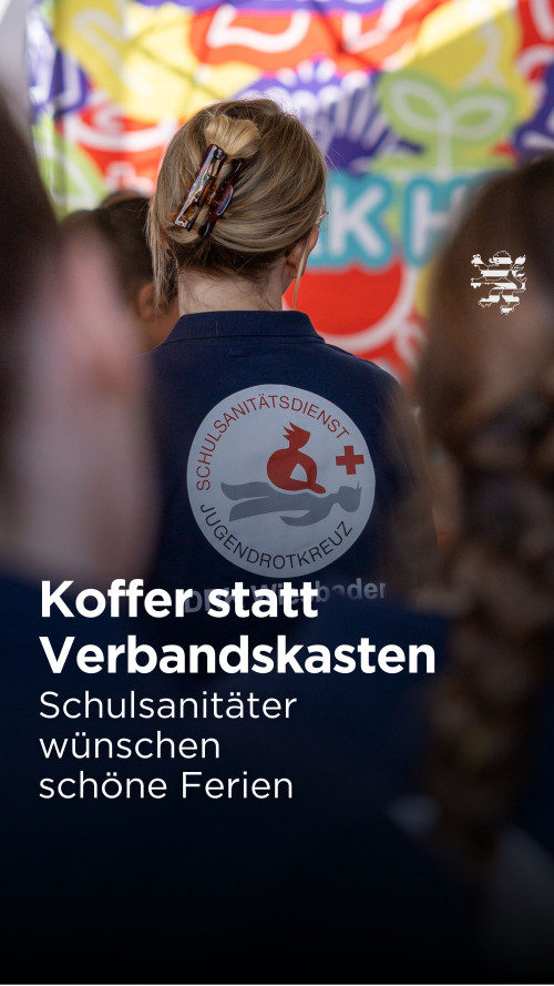 Während eines Aktionstages des Deutschen Roten Kreuzes für Schulsanitätsdienste sitzt eine Schülerin auf einer Bank. Auf ihrem T-Shirt ist der Schriftzug "Schulsanitätsdienst, Jugendrotkreuz" zu lesen.