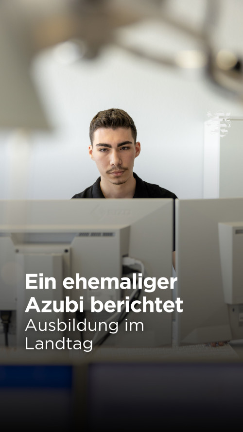 Ahmet Emre Öz, ein ehemaliger Auszubildender im Hessischen Landtag, sitzt hinter den Bildschirmen an seinem Arbeitsplatz.