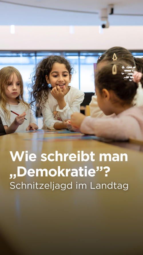 Kinder im Plenarsaal nehmen an einer Schnitzeljagd teil,