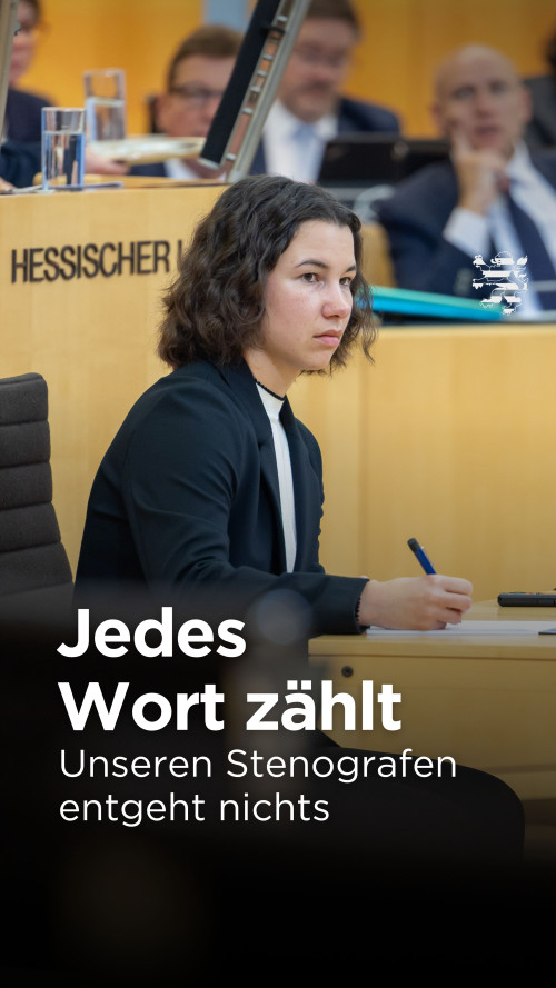 Parlamentsstenografin Rebecca Recebs sitzt im Plenarsaal. Sie dokumentiert eine Debatte und blickt in Richtung der Abgeordneten, während sie schreibt.