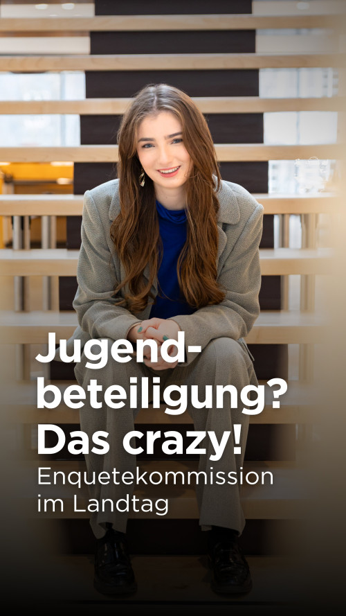 Eine junge Frau sitzt auf einer Treppe im Hessischen Landtag. Sie blickt in Richtung Kamera. Auf dem Foto ist der Schriftzug "Jugendbeteiligung? Das crazy! Enquetekommission im Landtag" zu lesen.