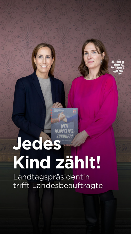 Landtagspräsidentin Astrid Wallmann und Miriam Zeleke, die Landesbeauftragten für Beteiligung und Förderung von Kindern und Jugendlichen, sind im Bild zu sehen. Sie halten ein Magazin in den Händen.