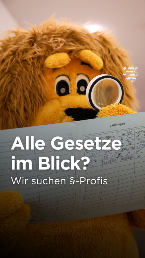 Landtagsmaskottchen Leo ist im Bild zu sehen. Er hält eine Lupe in den Tatzen und betrachtet eine Laufmappe. Der Schriftzug "Alle Gesetze im Blick? Wir suchen §-Profis" ist zu lesen.