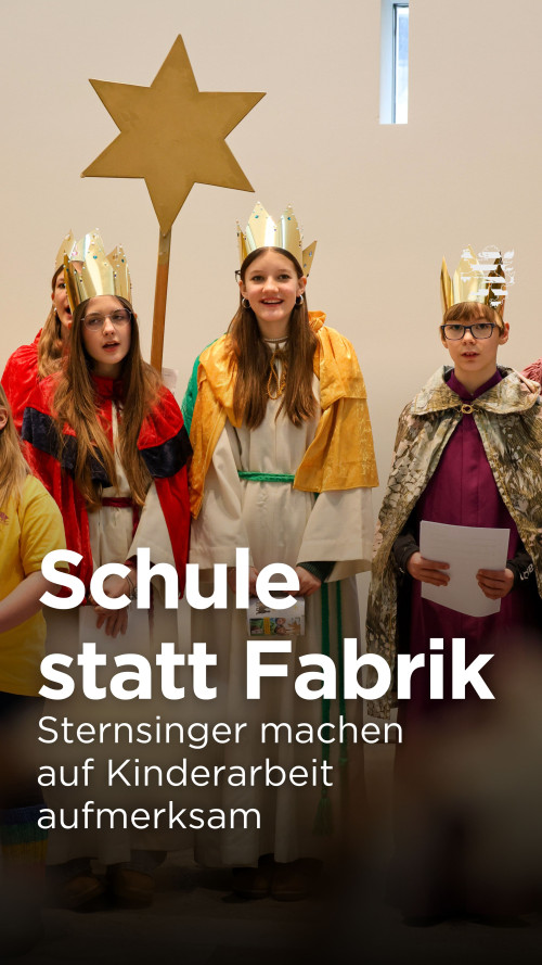Sternsinger sind im Bild zu sehen. Sie halten einen großen selbstgebastelten Stern in der Hand und tragen goldene Kronen auf den Köpfen.