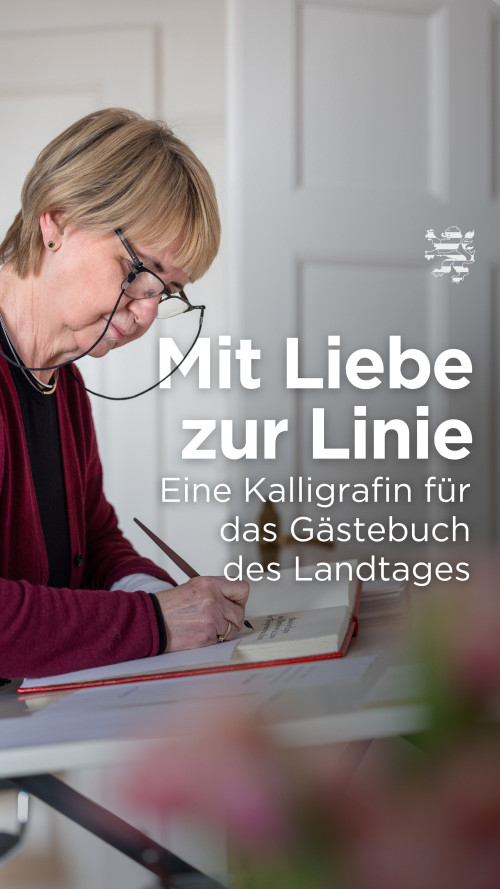 Kalligrafin Rosemarie Kloos-Rau ist im Bild zu sehen. Sie hält eine Feder in der rechten Hand und schreibt im Gästebuch des Hessischen Landtages. Der Schriftzug "Mit Liebe zur Linie. Eine Kalligrafin für das Gästebuch des Landtages" ist zu lesen.