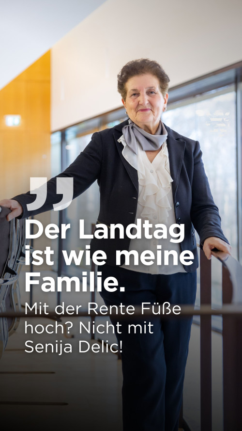 Senija Delic steht im Plenarsaal des Hessischen Landtages.