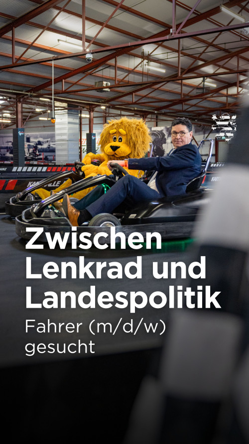 Landtagsmaskottchen Leo und der Fahrdienstleiter des Landtages sind im Bild zu sehen. Sie sitzen in zwei Kart-Autos.