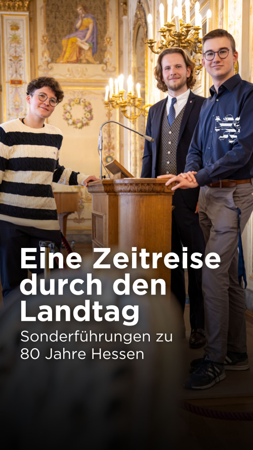 Drei Menschen stehen im prunkvollen Musiksaal im Hessischen Landtag. Sie haben sich um ein historisches hölzernes Rednerpult platziert. Der Schriftzug "Eine Zeitreise durch den Landtag. Sonderführungen zu 80 Jahre Hessen" ist zu lesen.