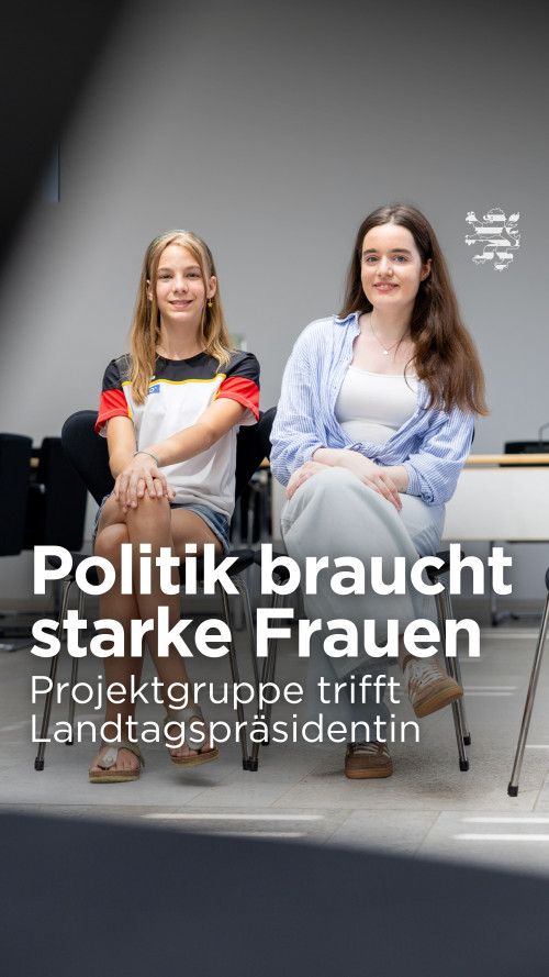 Zwei junge Frauen sind im Bild zu sehen. Sie sitzen nebeneinander und blicken in Richtung der Kamera. Der Schriftzug "Politik braucht starke Frauen. Projektgruppe trifft Landtagspräsidentin" ist zu lesen.