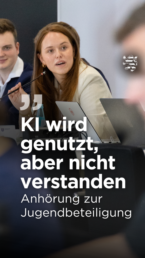 Eine junge Frau ist im Bild zu sehen. Sie spricht in ein Mikrofon. Der Schriftzug "KI wird genutzt, aber nicht verstanden. Anhörung zur Jugendbeteiligung" ist zu lesen.