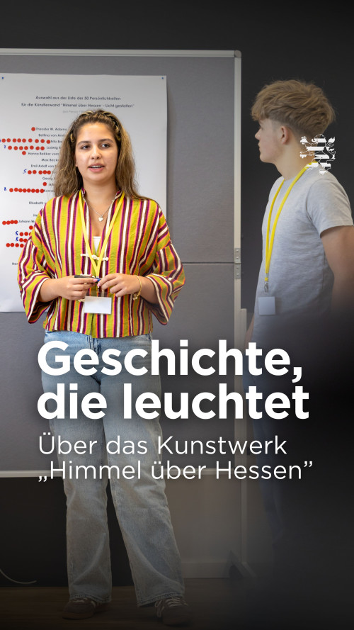 Eine Schülerin steht in einem Besprechungssaal im Landtag. Im Hintergrund ist ein Flipchart zu erkennen, auf dem neben einigen Namen rote Pünktchen kleben. Der Schriftzug "Geschichte, die leuchtet. Über das Kunstwerk Himmel über Hessen" ist zu lesen.