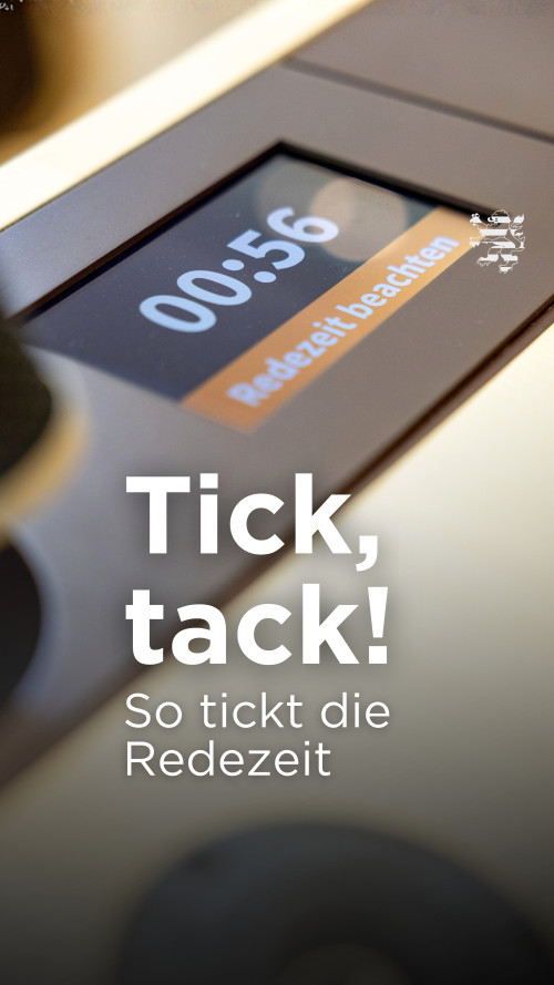 Die neue Redezeitanzeige im Rednerpult des Hessischen Landtages ist zu sehen. Der Schriftzug "Tick, tack! So tickt die Redezeit" ist zu lesen.