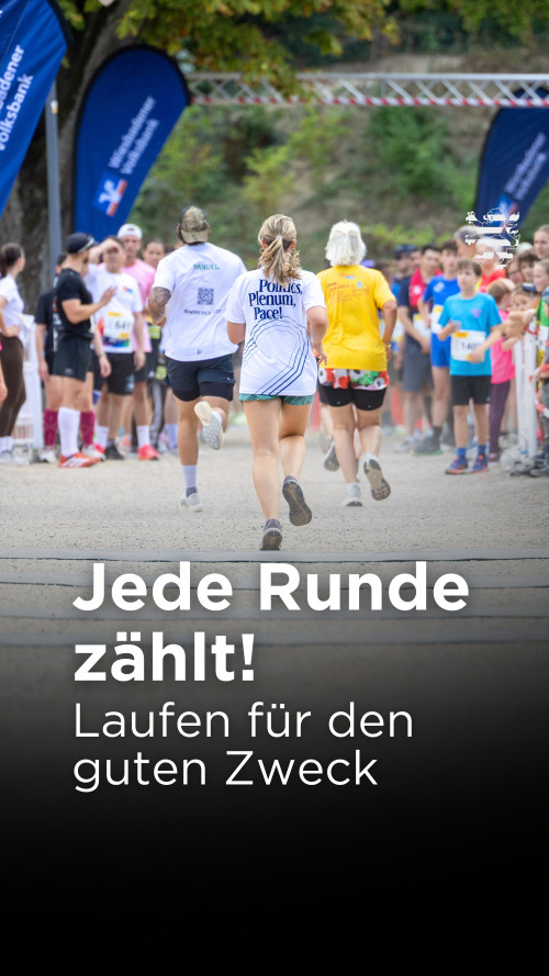 Drei Läuferinnen sind im Bild zu sehen. Um sie herum befinden sich zahlreiche Zuschauer. Der folgende Schriftzug ist zu lesen: "Jede Runde zählt! Laufen für den guten Zweck"