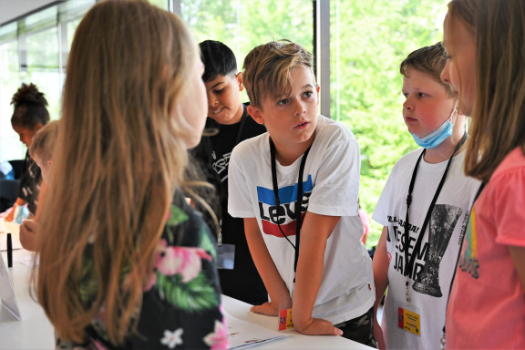 Kinder beraten beim Planspiel "Der Kinder-Landtag" über einen Gesetzentwurf.