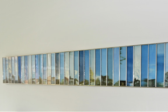 In der Lobby vor dem Plenarsaal befindet sich ein Panorama der restlichen 43 zur Arbeit gehörenden Himmelsbilder.