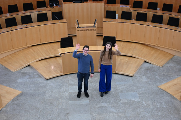 Die FSJ-ler Julian und Leonie im Plenarsaal