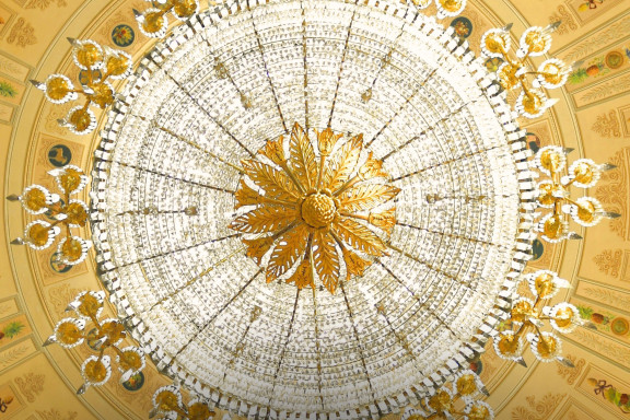 Der größte Kronleuchter im Wiesbadener Stadtschloss hängt im Kuppelsaal.