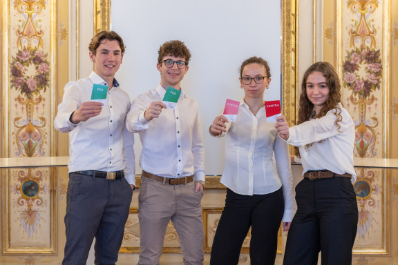 hr2-Hörfest im Musiksaal Diskutanten mit Kärtchen Pro und Contra