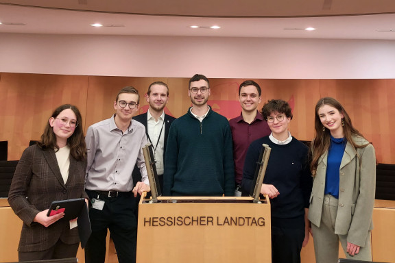 Eine der ehemaligen FSJ-Pler des Landtages vor dem Rednerpult im Plenarsaal.