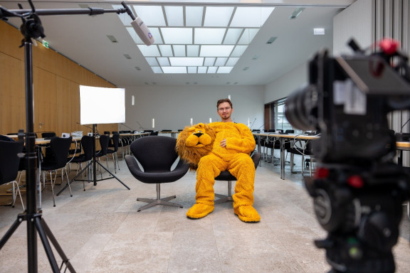 FSJ-ler Kilian bei einem Dreh im Leo-Kostüm