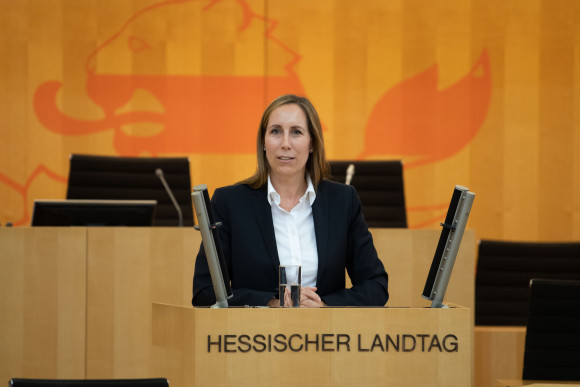 Landtagspräsidentin hält eine Rede am Podium des hessischen Landtages