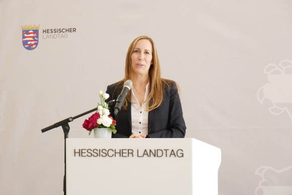 Landtagspräsidentin Wallmann steht am Podium und spricht