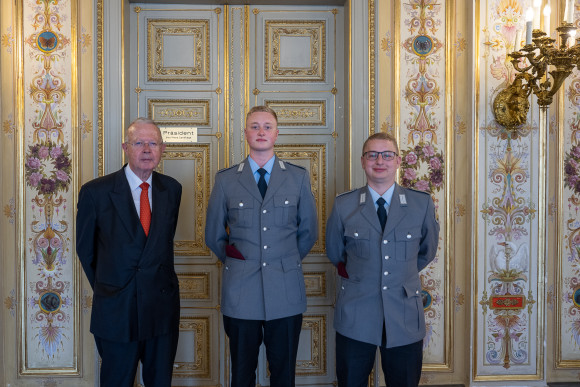 Drei Männer des VDKs stehen vor einer Türe des Landtages.