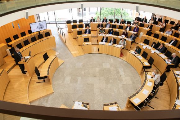 Der Landtag und das Symposium sind von oben zu sehen.