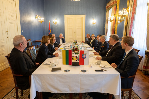 Astrid Wallmann mit einer Delegation von Abgeordneten aus dem litauischen Seimas und weiteren Gästen 