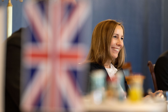 Astrid Wallmann hinter einer Flagge des Vereinigten Königreichs.
