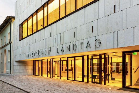 Der Eingang zum Plenargebäude ist von außen zu sehen. Über dem Eingang steht "Hessischer Landtag".