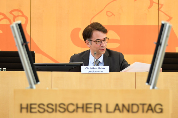 Vorsitzender Christian Heinz auf dem Podium des Hessischen Landtages