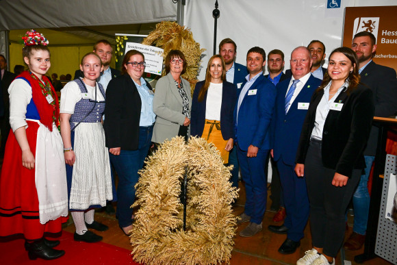 Landtagspräsidentin Astrid Wallmann steht mit Vertreterinnen und Vertretern der Agrarwirtschaft zusammen. 