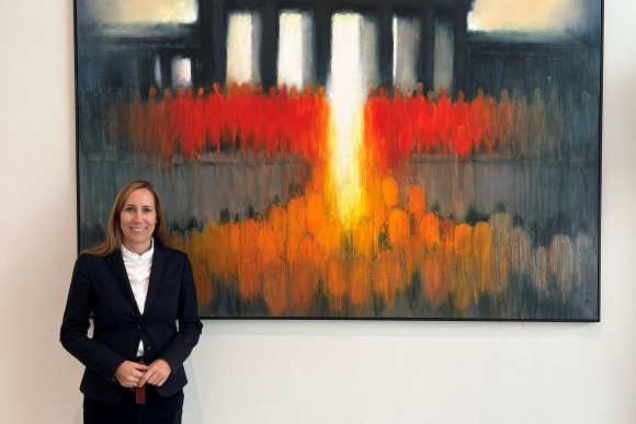 Landtagspräsidentin Astrid Wallmann vor einem Gemälde mit dem Brandenburger Tor