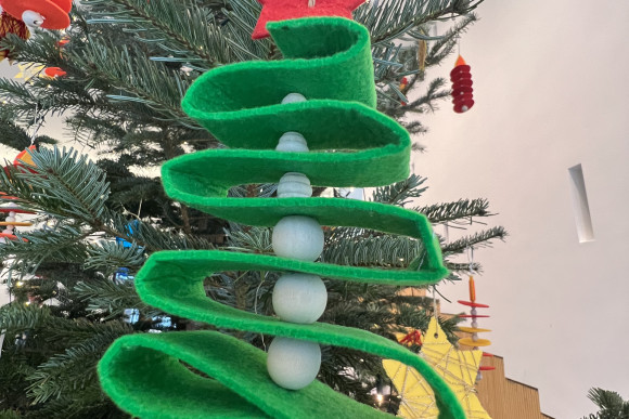 Weihnachtsbaumschmuck im Stil eines Baums