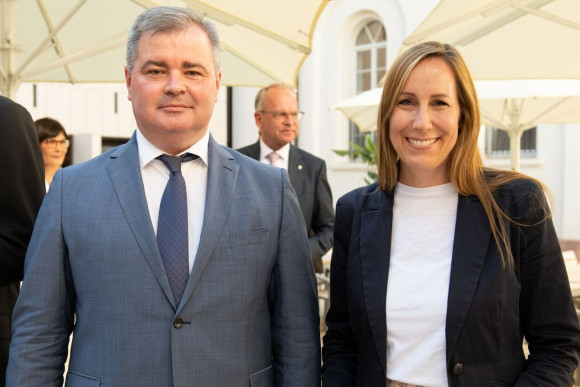 Astrid Wallmann steht neben dem ukrainischen Generalkonsul Vadym Kostiuk