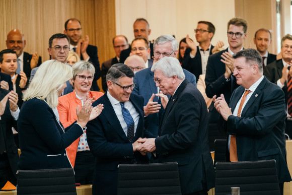 Volker Bouffier gratuliert seinem Nachfolger Boris Rhein.
