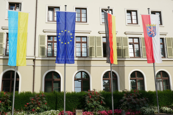Die Fahne der Ukraine neben den Fahnen der Europäischen Union, Deutschlands und Hessens vor dem Landtag